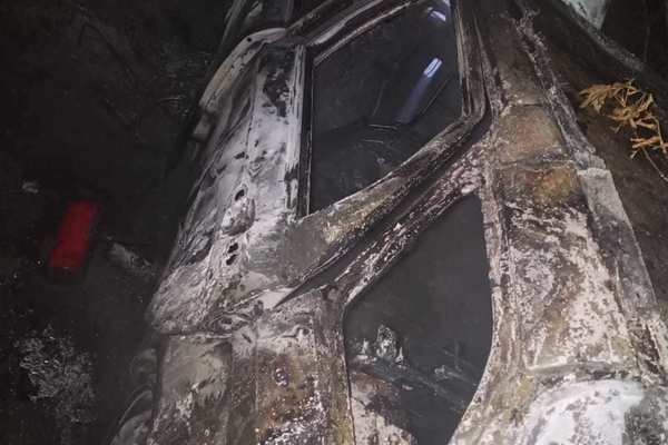 В Орске из-за сигареты сгорел автомобиль. Двое людей оказались в больнице с ожогами