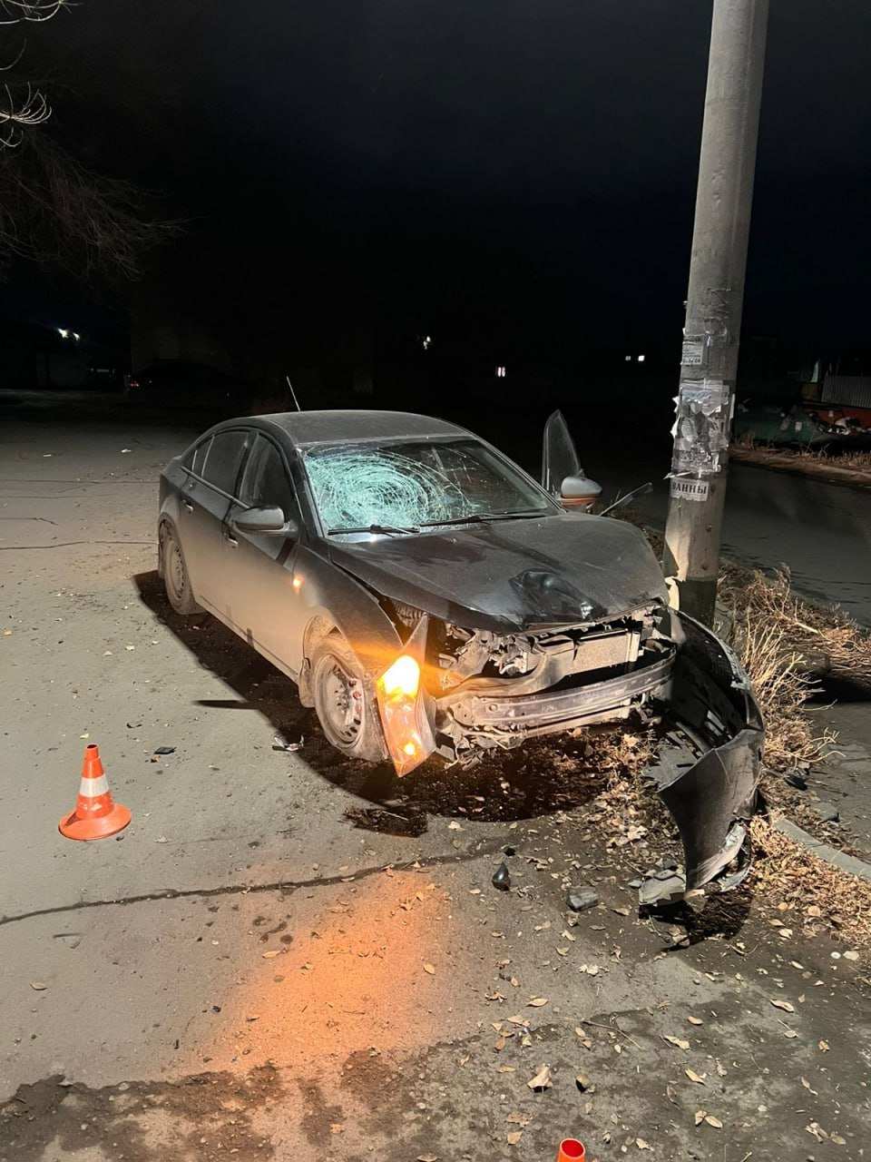 В Орске водитель легковушки сбил пешехода и врезался в столб 