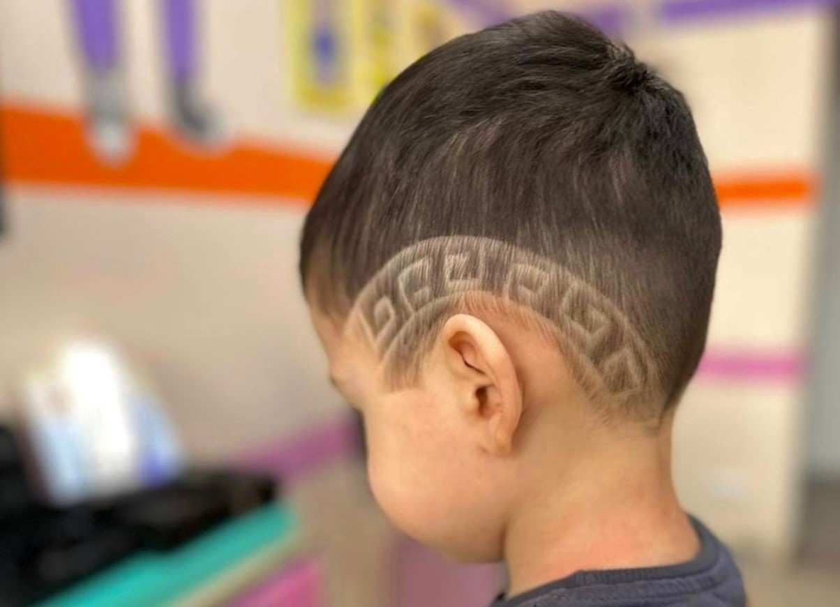 Фигурный выстриг - стильный акцент стрижки в парикмахерской «Очаровашка»