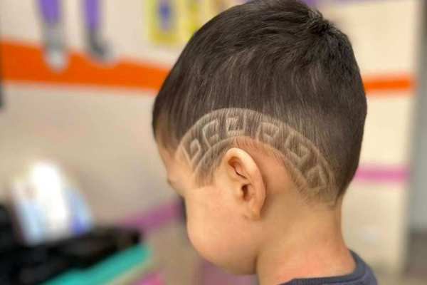 Фигурный выстриг - стильный акцент стрижки в парикмахерской «Очаровашка»