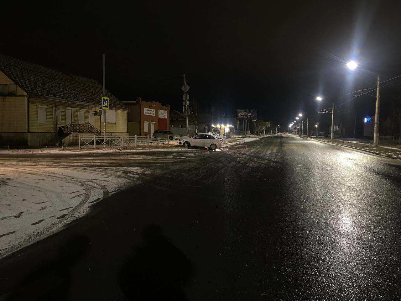 В Орске 19-летний водитель Лады врезался в опору ЛЭП. В ДТП пострадала пассажирка авто