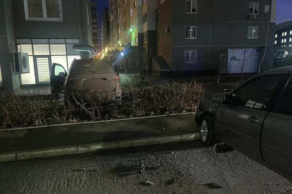 Оренбуржец выезжая с парковки сбил женщину, задел другой автомобиль и врезался в дом