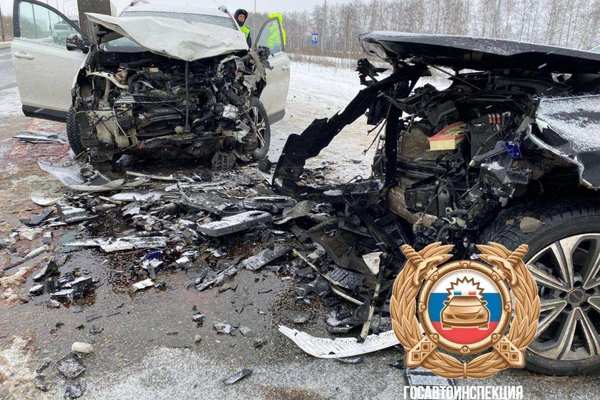 На трассе М5 "Урал" произошло жуткое ДТП, в котором погибла пассажирка иномарки