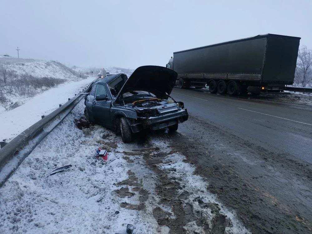 Сотрудники Госавтоинспекции устанавливают обстоятельства ДТП со смертельным исходом