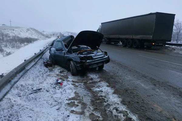 Сотрудники Госавтоинспекции устанавливают обстоятельства ДТП со смертельным исходом