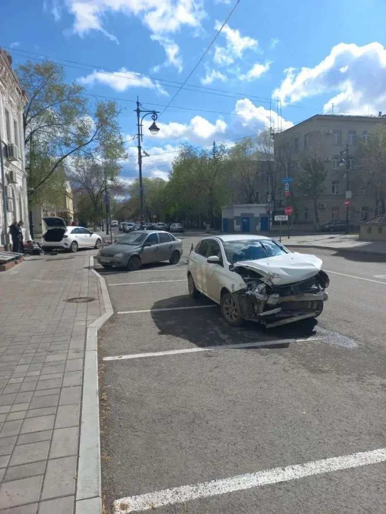 В Оренбурге на Пушкинской столкнулись Kia и Lada