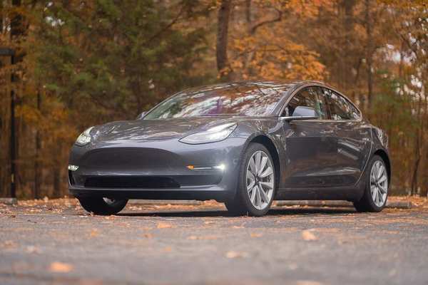 Tesla приостанавливает производство электромобилей