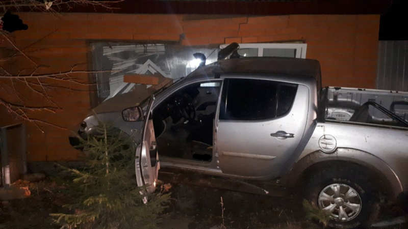 В Оренбуржье водитель иномарки врезался в дом