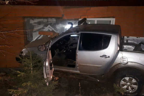 В Оренбуржье водитель иномарки врезался в дом
