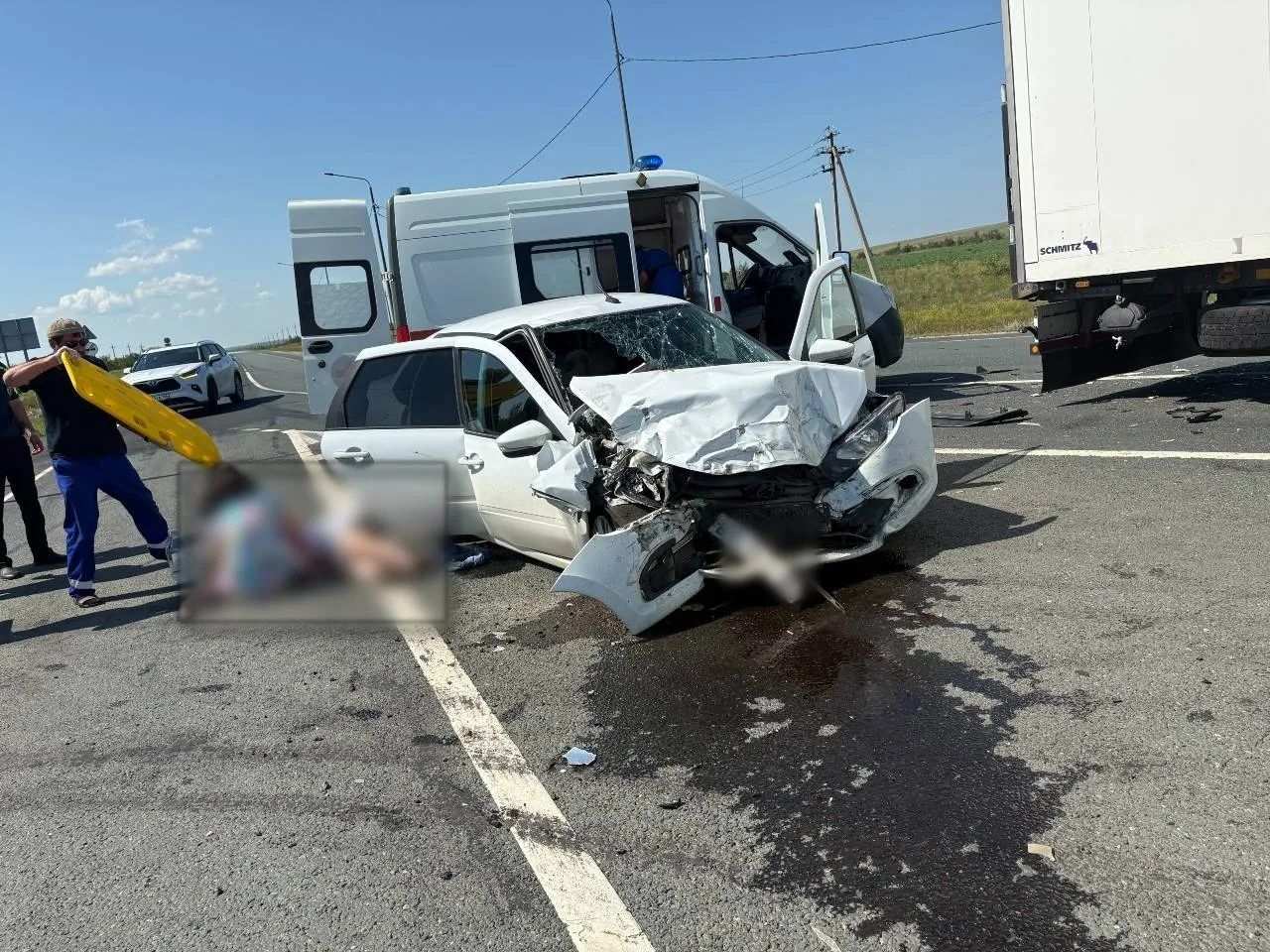 Под Акбулаком произошло столкновение легкового авто с большегрузом