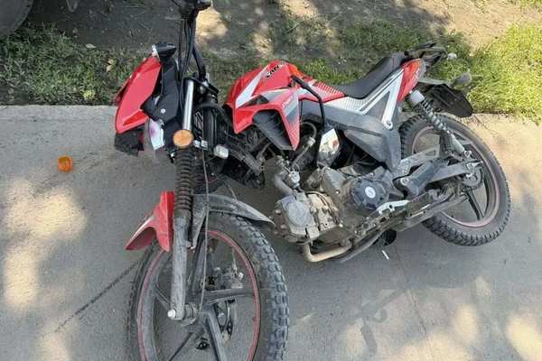 В Кувандыке водитель мопеда наехал на бордюр и получил травмы 