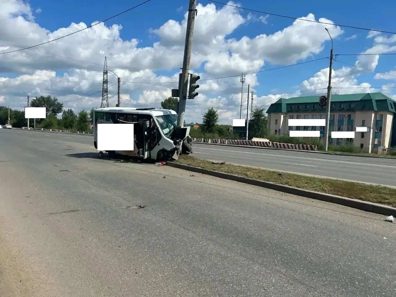 В Оренбурге маршрутка врезалась в столб