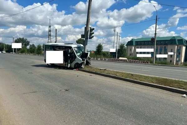 В Оренбурге маршрутка врезалась в столб