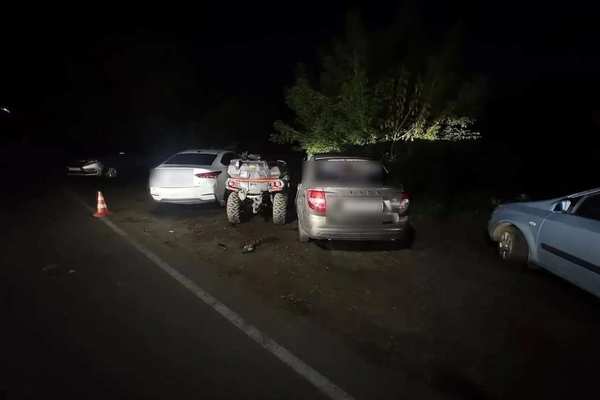 Оренбурженка на квадроцикле столкнулась с припаркованными автомобилями