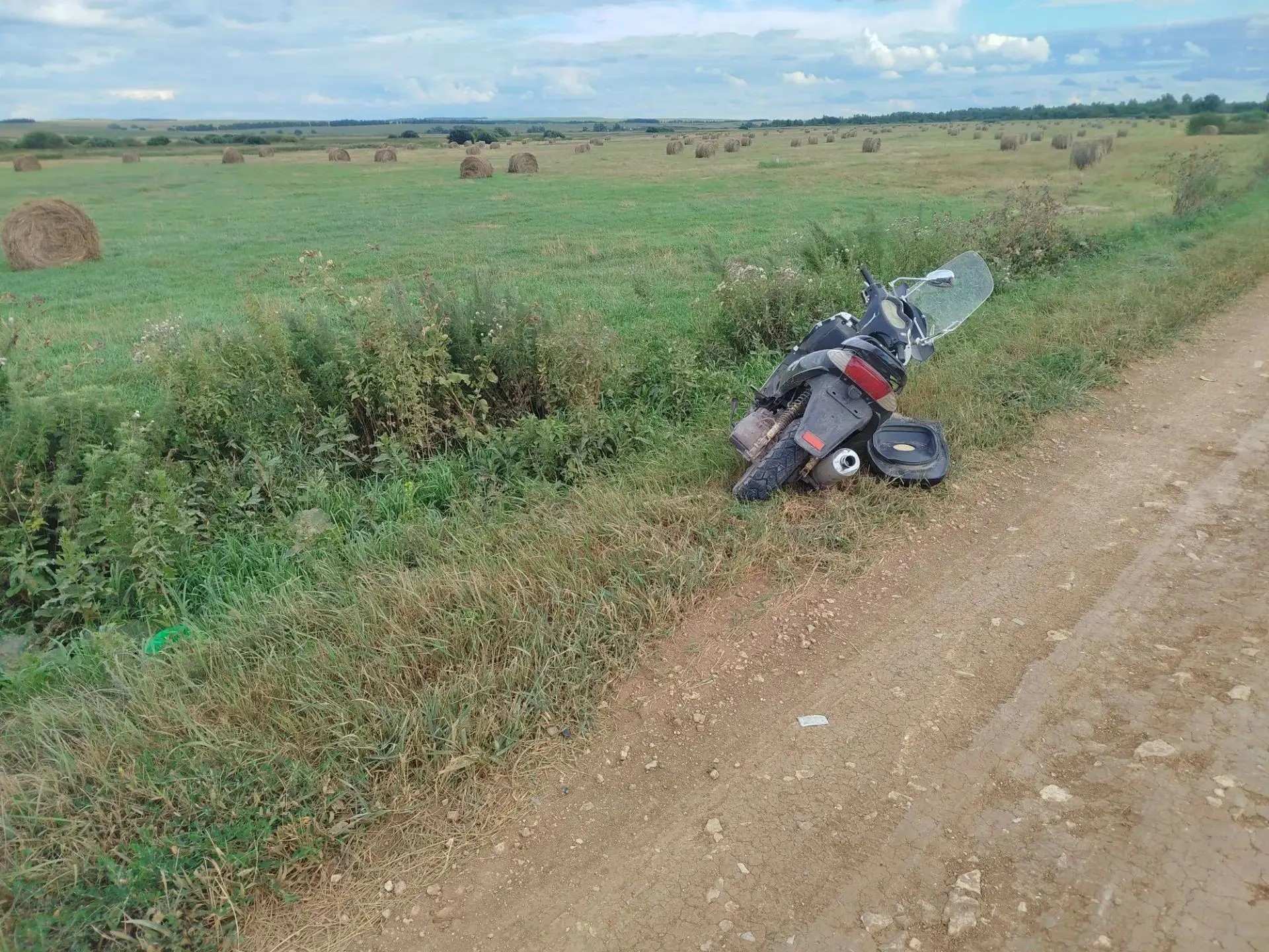 В Пономаревском районе 12-летний водитель скутера опрокинулся в кювет