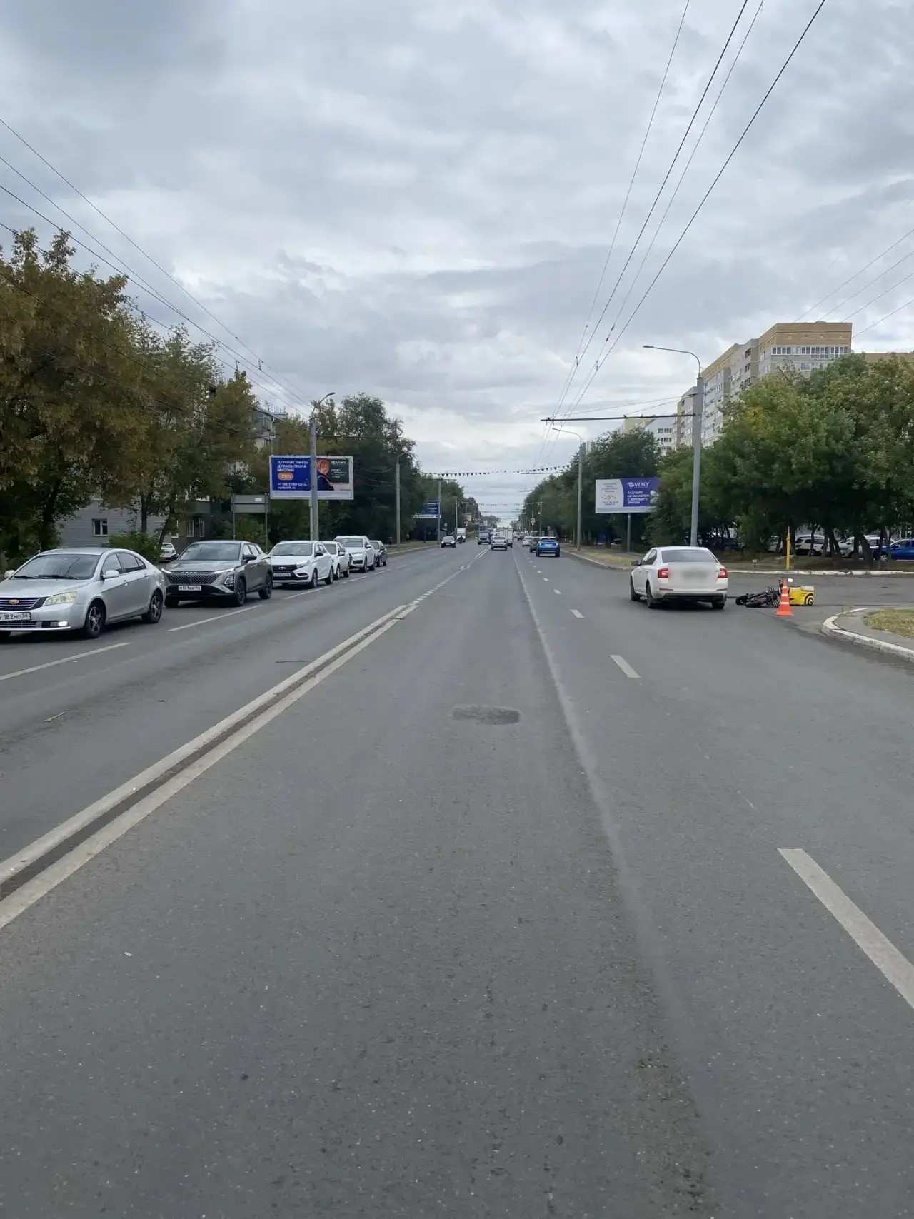 В Оренбурге под колёса авто попал курьер-доставщик