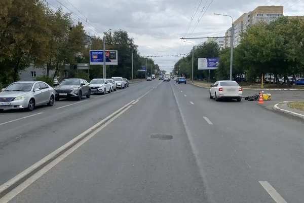 В Оренбурге под колёса авто попал курьер-доставщик