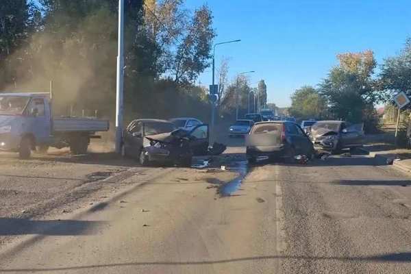В Оренбурге произошло жёсткое тройное ДТП