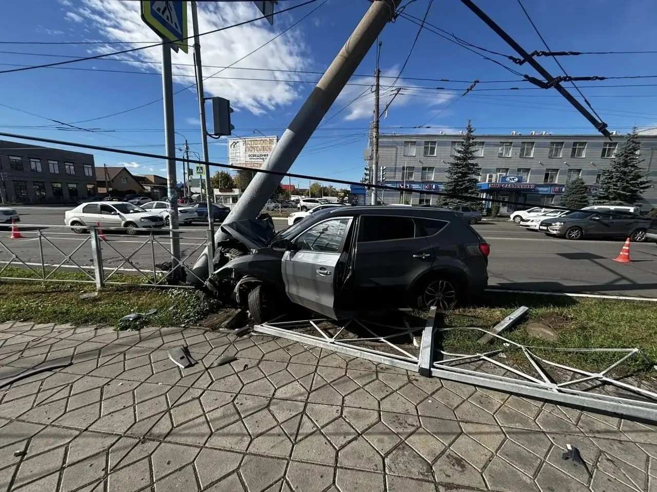 В Оренбурге водитель внедорожника сбил велосипедиста и врезался в столб