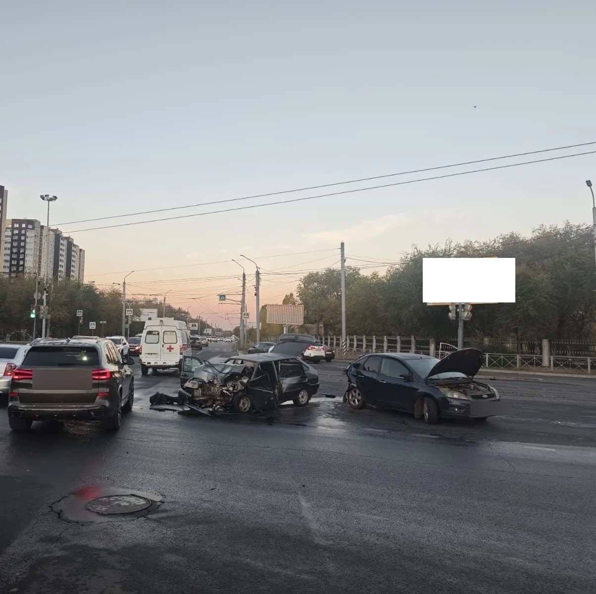 В Оренбурге на перекрёстке произошло жёсткое ДТП, в котором пострадали два человека 