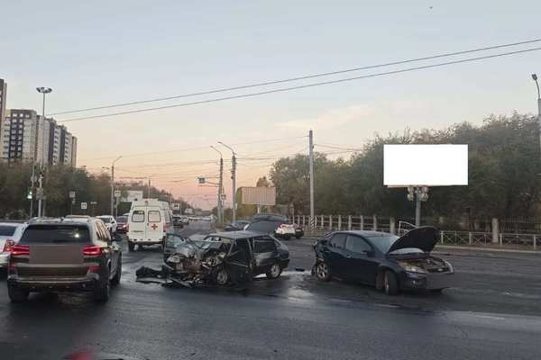 В Оренбурге на перекрёстке произошло жёсткое ДТП, в котором пострадали два человека 