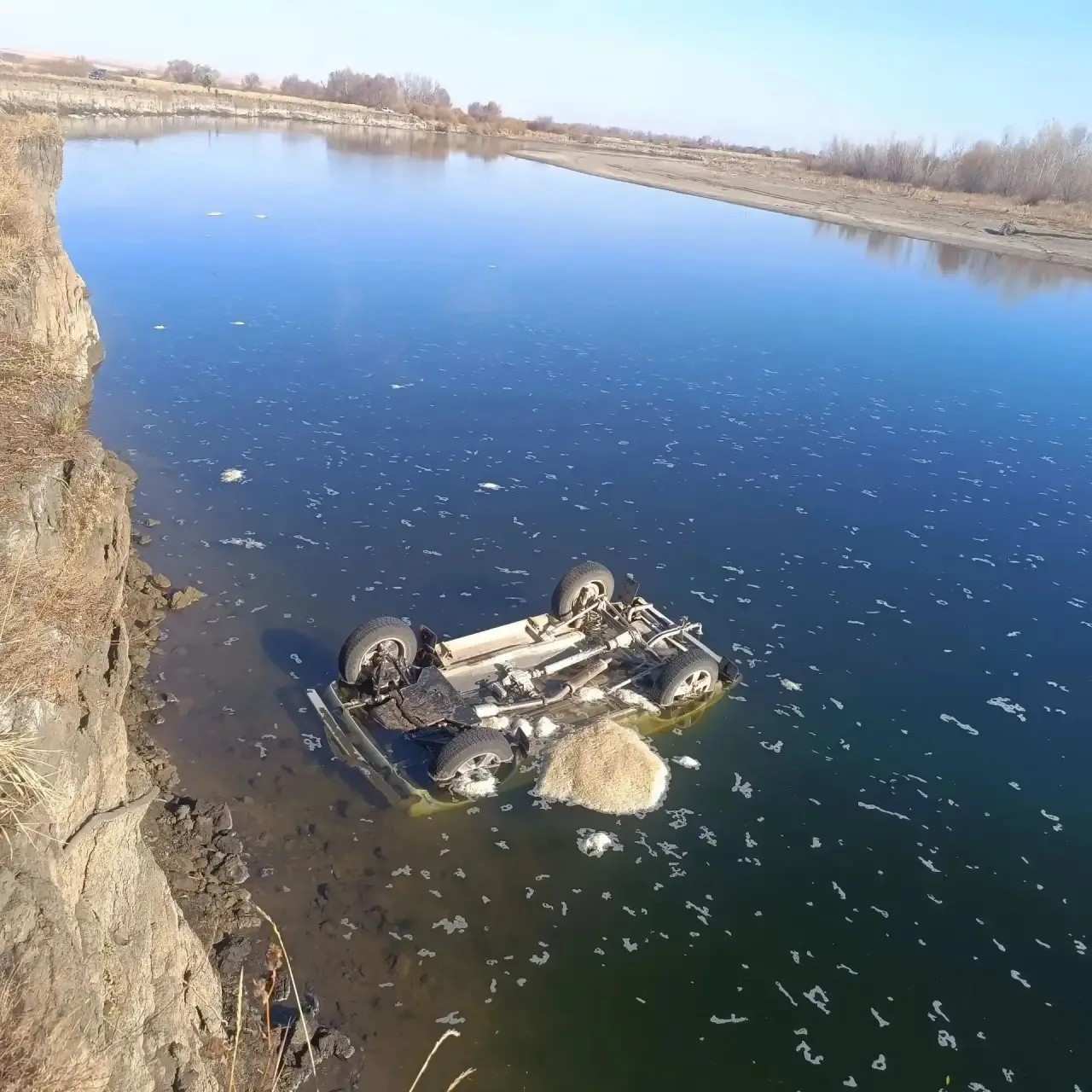 В Кваркенском районе в Урале утонул автомобиль. Водитель погиб на месте