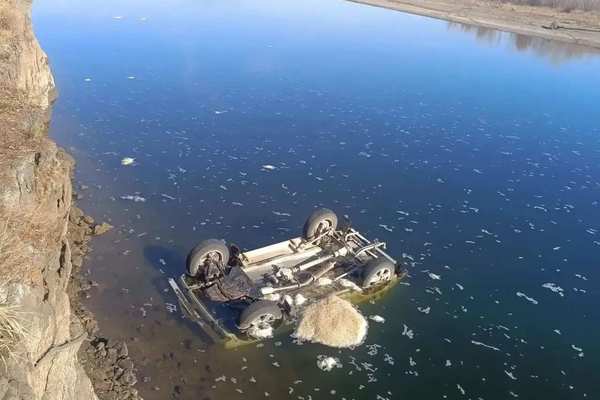 В Кваркенском районе в Урале утонул автомобиль. Водитель погиб на месте
