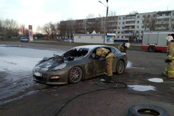 В областном центре сгорел Porsche Panamera 
