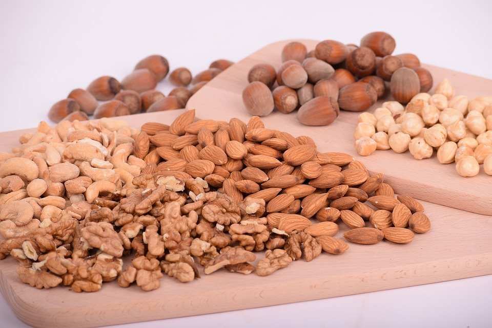 Почему полезны сухофрукты и орехи?