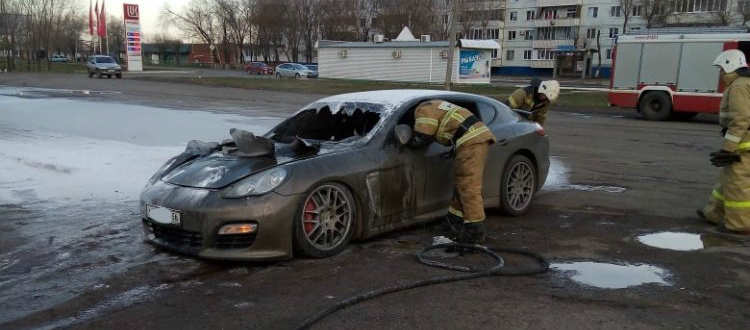 Установлена причина возгорания Porsche Panamera в Оренбурге. Его подожгли