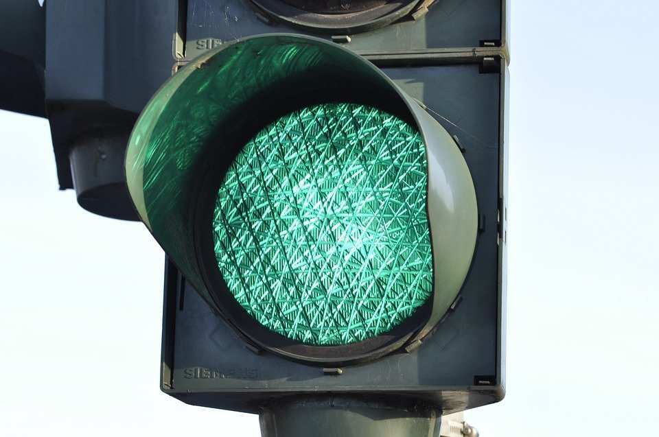 Россияне смогут продлевать зеленый сигнал светофора на переходе