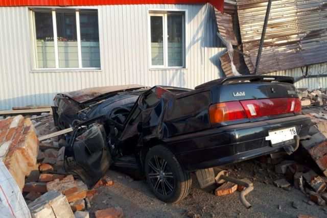 В Татарстане сорванная крыша упала на шесть автомобилей