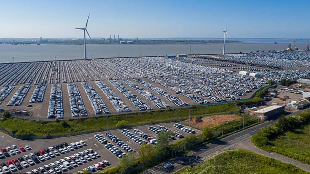 Порт в Великобритании превратили в гигантскую парковку