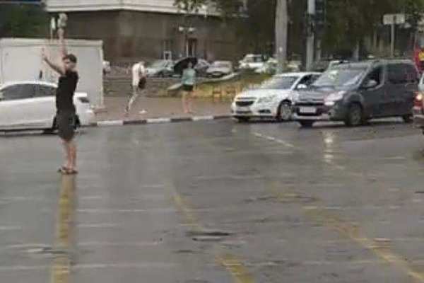 В Ростове-на-Дону человек с зонтом ликвидировал пробку на дороге