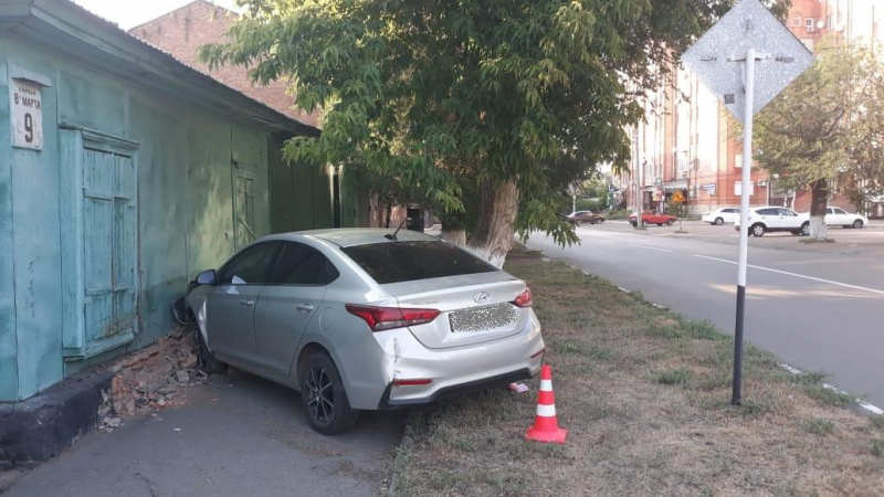 В Оренбурге водитель Hyundai врезался в жилой дом
