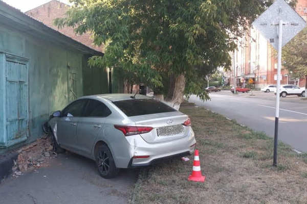 В Оренбурге водитель Hyundai врезался в жилой дом