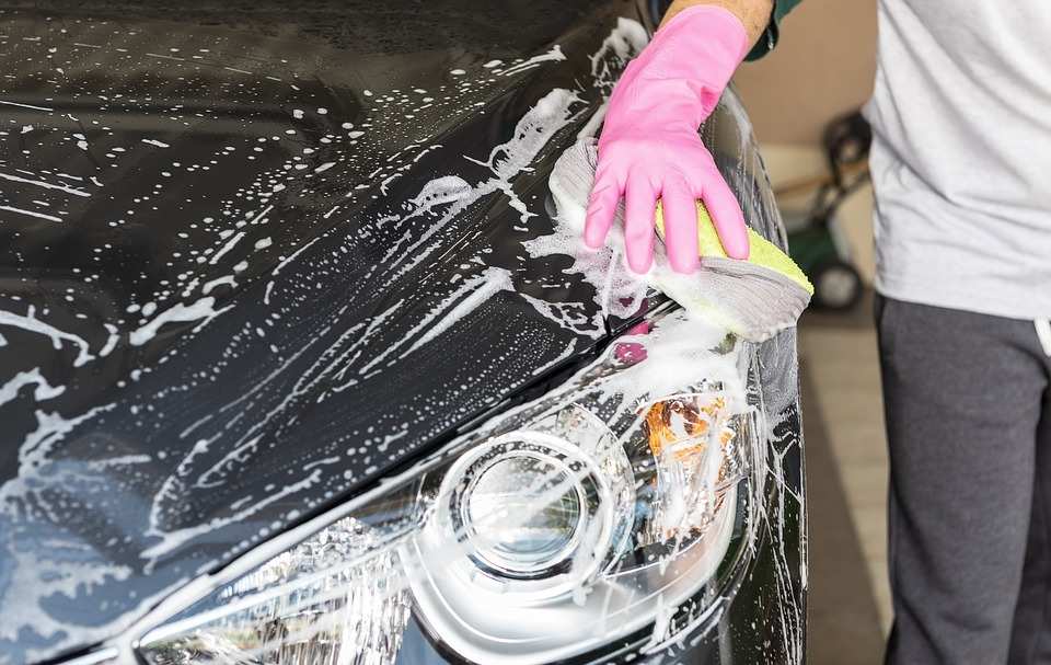 Больше половины автовладельцев сами моют свою машину