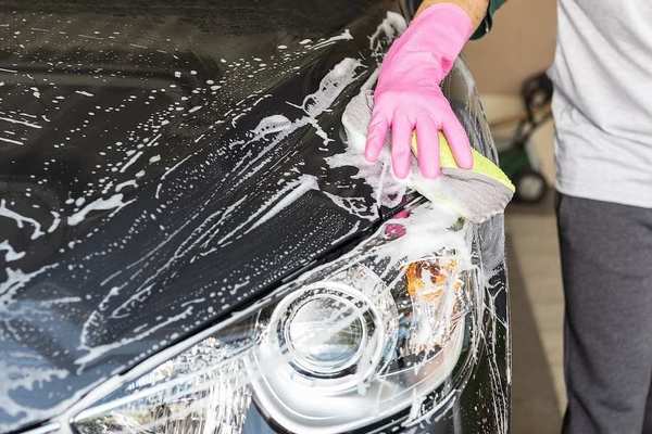 Больше половины автовладельцев сами моют свою машину