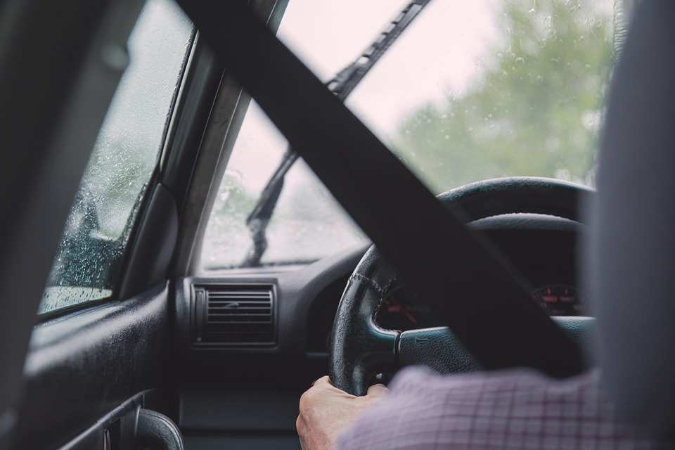 Как безопасно управлять автомобилем в сильный дождь?