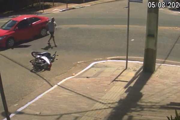Сбитая со скутера девушка угодила прямо в канализацию (ВИДЕО)