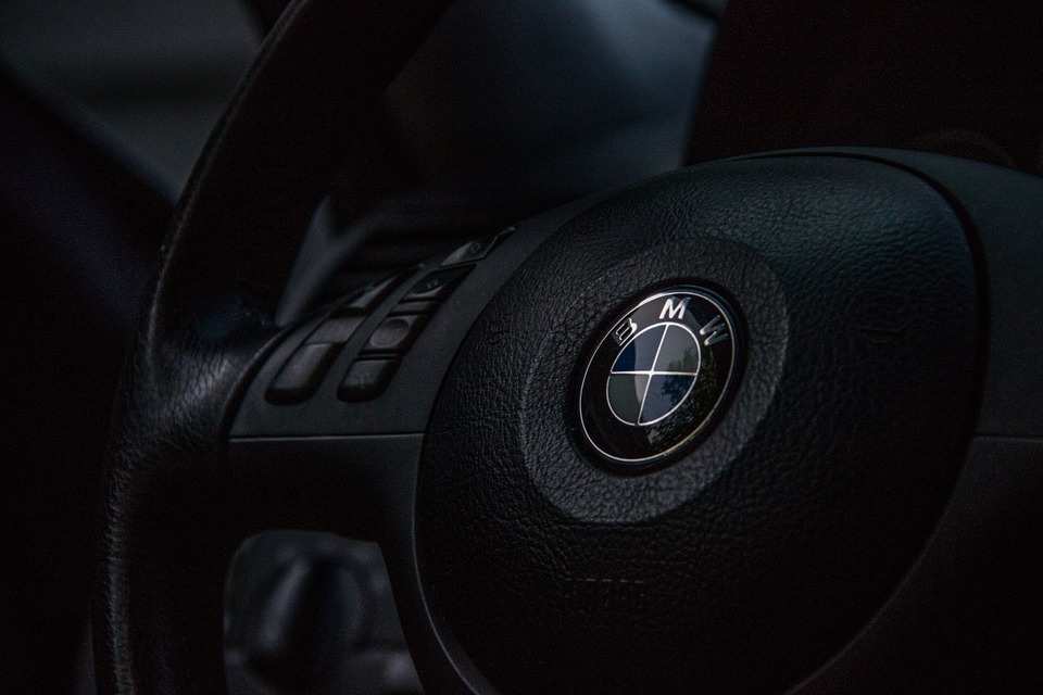 BMW отзывает автомобили из-за плохой склейки спойлера