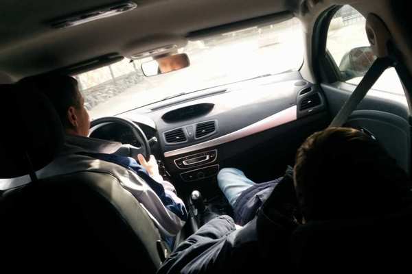 Таксистов предлагают защитить от агрессивных пассажиров перегородками