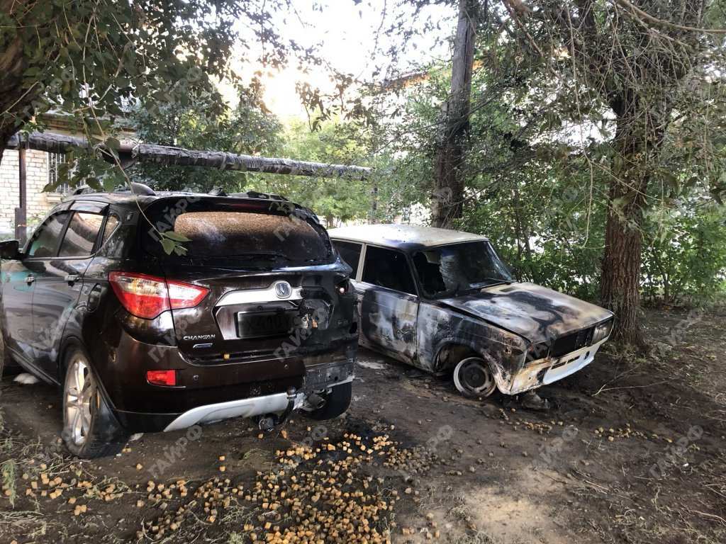 В Гае одновременно сгорели сразу два автомобиля
