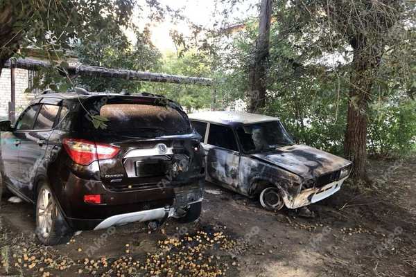 В Гае одновременно сгорели сразу два автомобиля