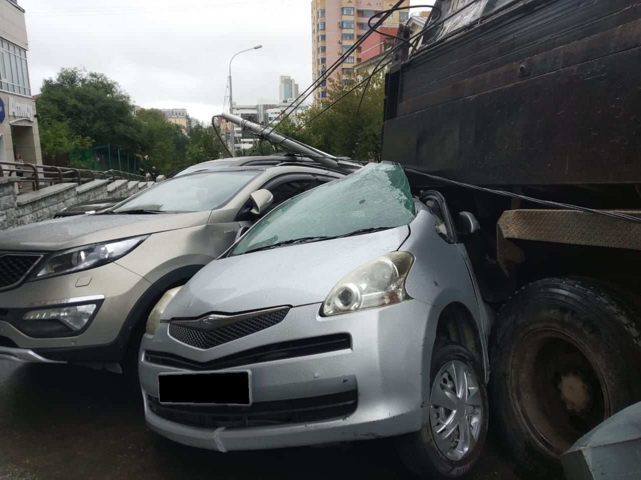 В Хабаровске водитель грузовика раздавил 13 автомобилей