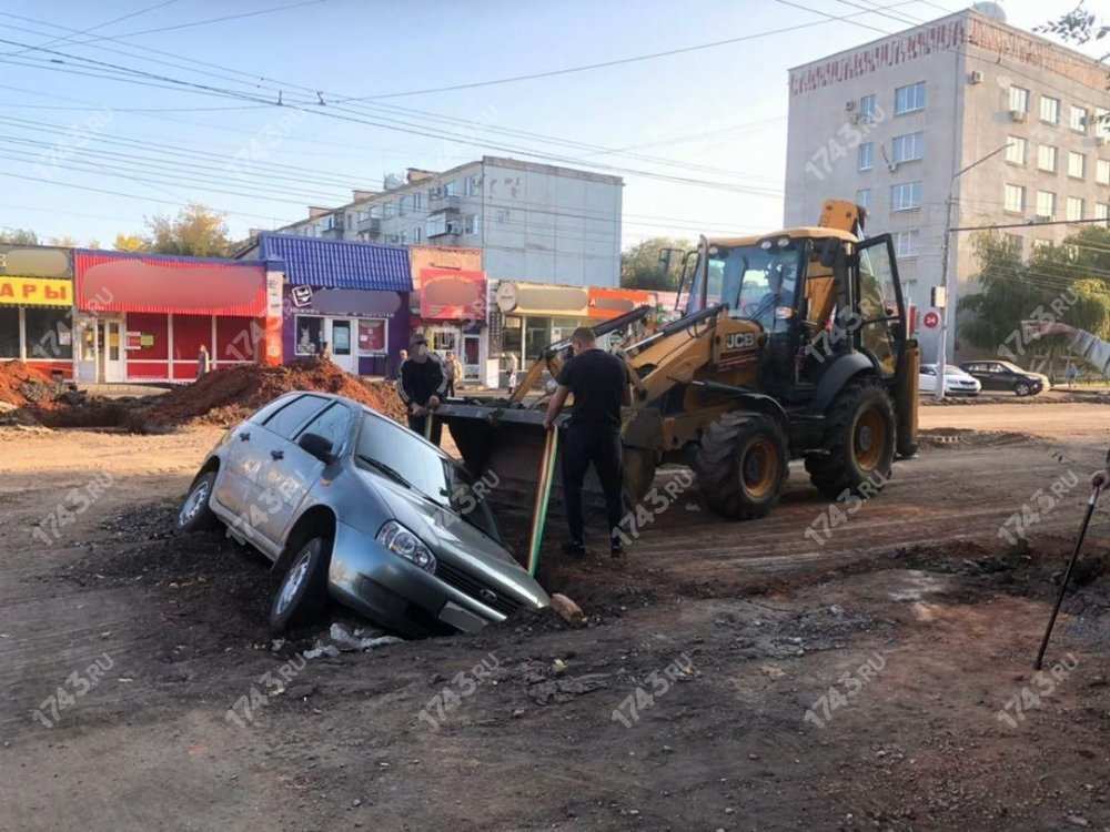 В Оренбурге автомобиль провалился под землю