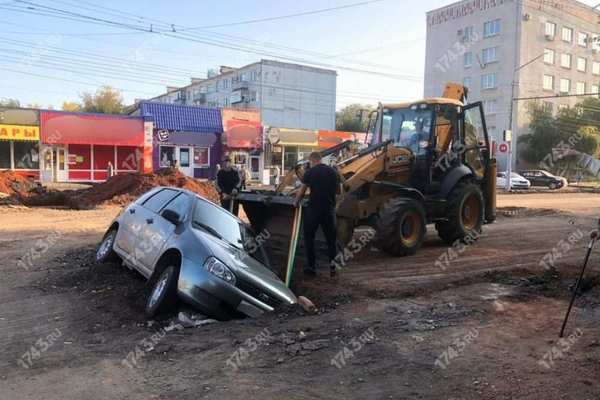 В Оренбурге автомобиль провалился под землю