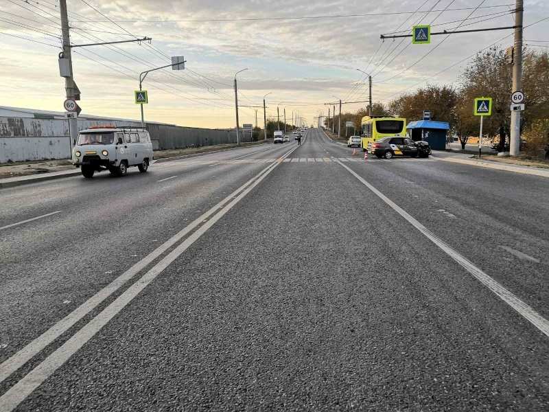 В Оренбурге столкнулись автобус и легковушка