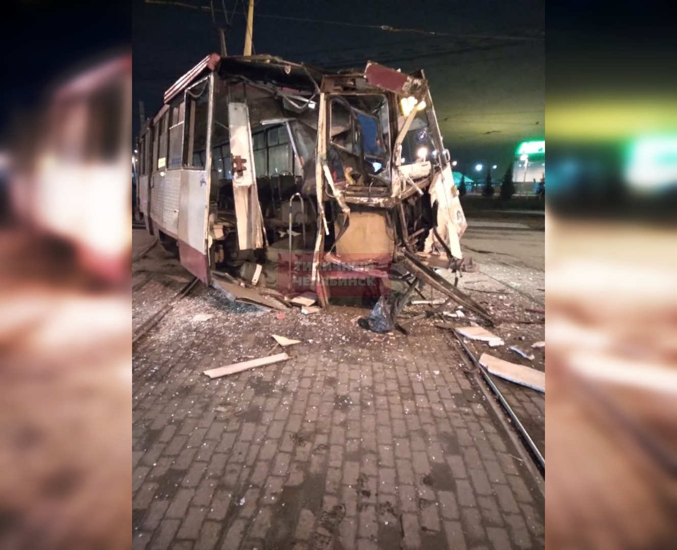 В Челябинске трамвай разворотило после ДТП с грузовиком 