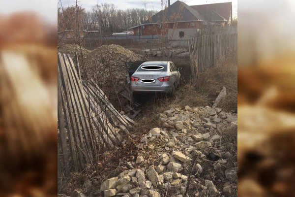 В Оренбургском районе «Лада Веста» протаранила забор жилого дома